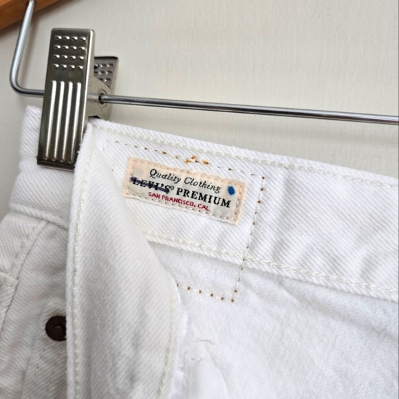 Levi's Women's White Distressed Jean Shorts-Size S - Picture 4 of 10